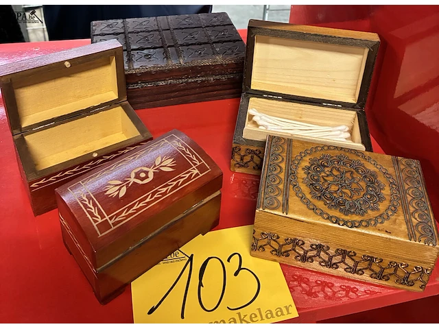 Lot 103 - vintage en antieke houten doosjes - 5 stuks - afbeelding 1 van  5