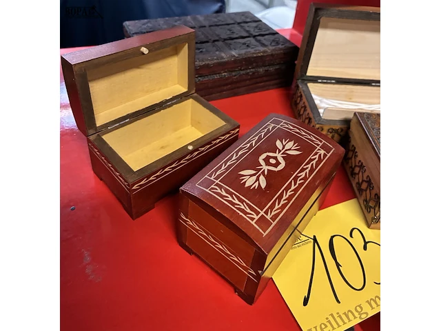 Lot 103 - vintage en antieke houten doosjes - 5 stuks - afbeelding 2 van  5
