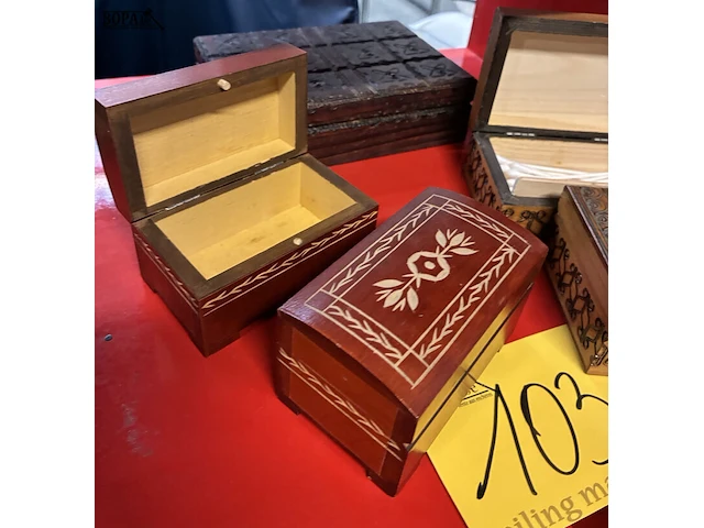 Lot 103 - vintage en antieke houten doosjes - 5 stuks - afbeelding 3 van  5