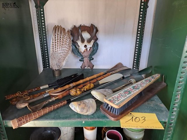 Lot 103 - vintage schoentrekkers en - borstels afgewerkt met hoorn - h - afbeelding 1 van  4