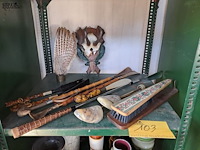 Lot 103 - vintage schoentrekkers en - borstels afgewerkt met hoorn - h - afbeelding 1 van  4