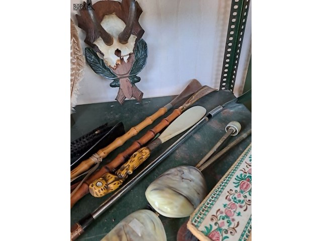 Lot 103 - vintage schoentrekkers en - borstels afgewerkt met hoorn - h - afbeelding 4 van  4