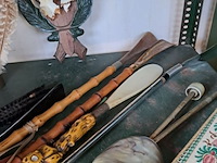 Lot 103 - vintage schoentrekkers en - borstels afgewerkt met hoorn - h - afbeelding 4 van  4