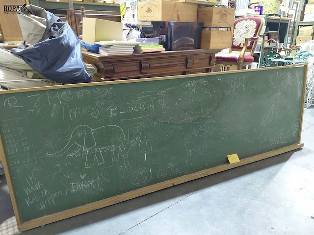 Lot 103 - vintage schoolbord in houten kader met legger - afbeelding 1 van  4
