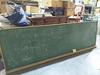 Lot 103 - vintage schoolbord in houten kader met legger