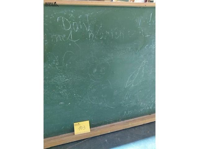 Lot 103 - vintage schoolbord in houten kader met legger - afbeelding 2 van  4