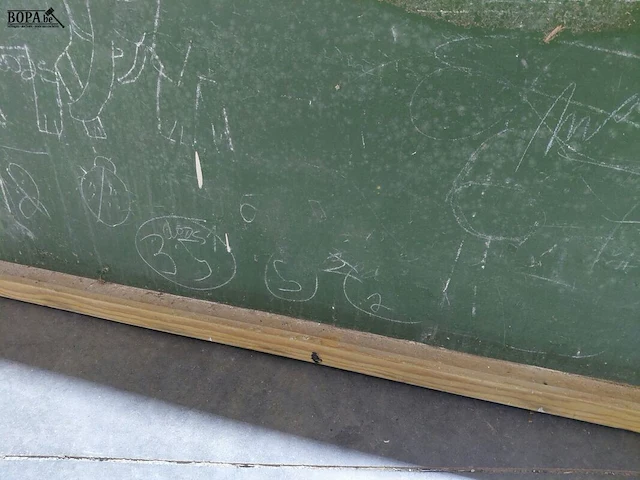 Lot 103 - vintage schoolbord in houten kader met legger - afbeelding 3 van  4