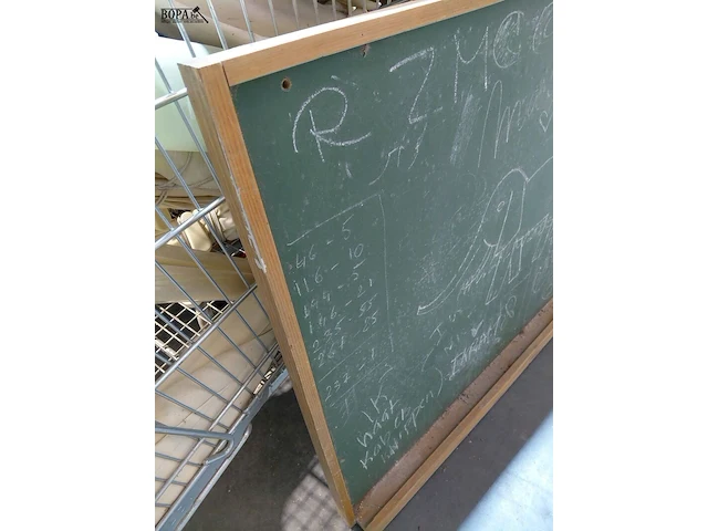 Lot 103 - vintage schoolbord in houten kader met legger - afbeelding 4 van  4