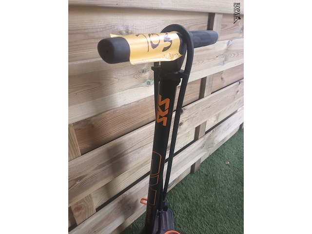 Lot 103 - voetpomp sks - afbeelding 2 van  3