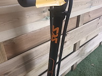 Lot 103 - voetpomp sks - afbeelding 2 van  3