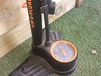 Lot 103 - voetpomp sks - afbeelding 3 van  3