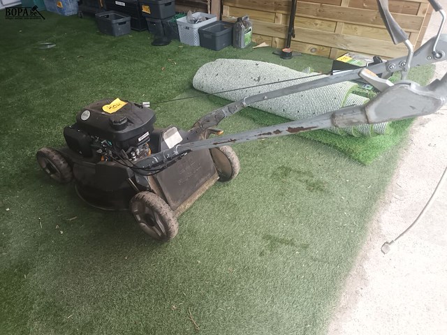 Lot 104 - benzine grasmaaier stiga - afbeelding 2 van  6