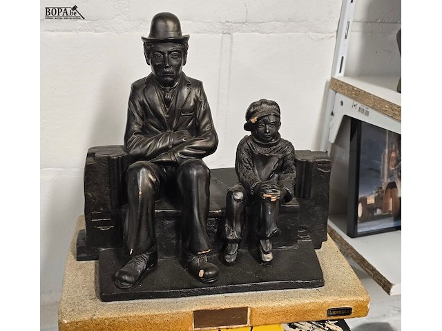 Lot 104 - charlie chaplin beeld met kind - afbeelding 1 van  4