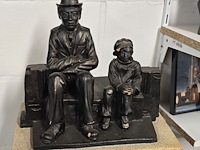 Lot 104 - charlie chaplin beeld met kind - afbeelding 1 van  4