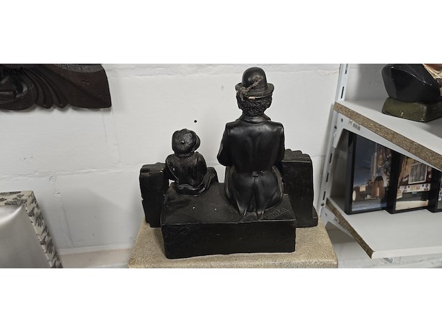 Lot 104 - charlie chaplin beeld met kind - afbeelding 4 van  4