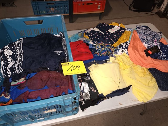 Lot 104 - dameskledij - afbeelding 1 van  4