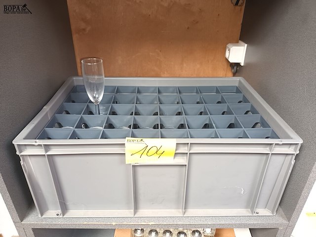 Lot 104 - glazenbak met cava glazen - afbeelding 1 van  4