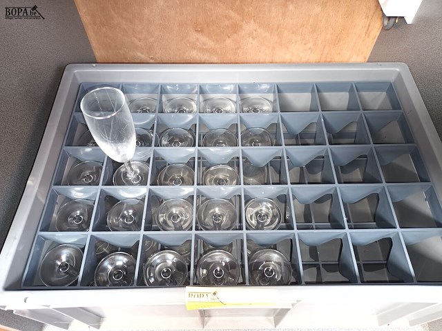 Lot 104 - glazenbak met cava glazen - afbeelding 2 van  4