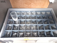 Lot 104 - glazenbak met cava glazen - afbeelding 2 van  4