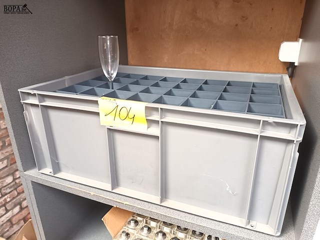 Lot 104 - glazenbak met cava glazen - afbeelding 4 van  4