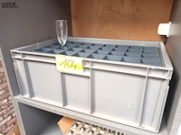Lot 104 - glazenbak met cava glazen - afbeelding 4 van  4