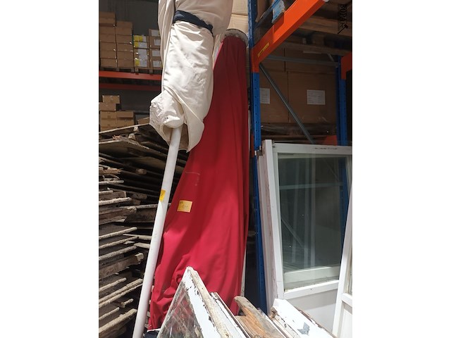 Lot 104 - grote rode parasol - afbeelding 1 van  3