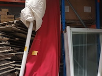 Lot 104 - grote rode parasol - afbeelding 1 van  3