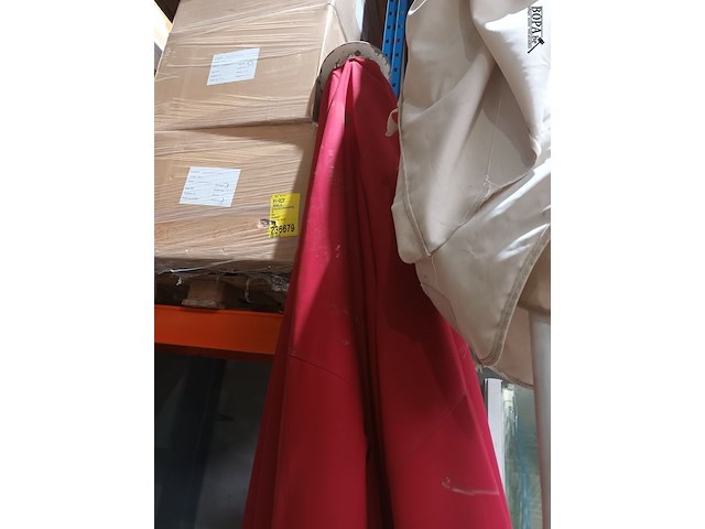 Lot 104 - grote rode parasol - afbeelding 3 van  3