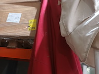 Lot 104 - grote rode parasol - afbeelding 3 van  3