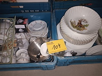 Lot 104 - huisraad. 2 bakken - afbeelding 1 van  7