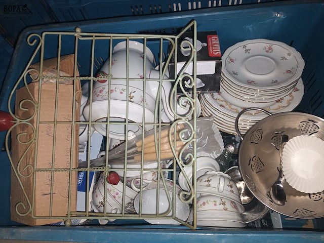 Lot 104 - huisraad. 2 bakken - afbeelding 2 van  7