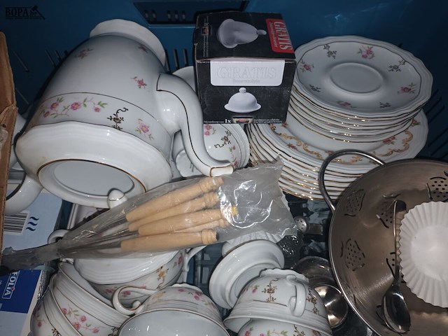 Lot 104 - huisraad. 2 bakken - afbeelding 3 van  7