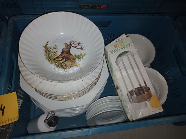 Lot 104 - huisraad. 2 bakken - afbeelding 5 van  7