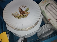 Lot 104 - huisraad. 2 bakken - afbeelding 6 van  7