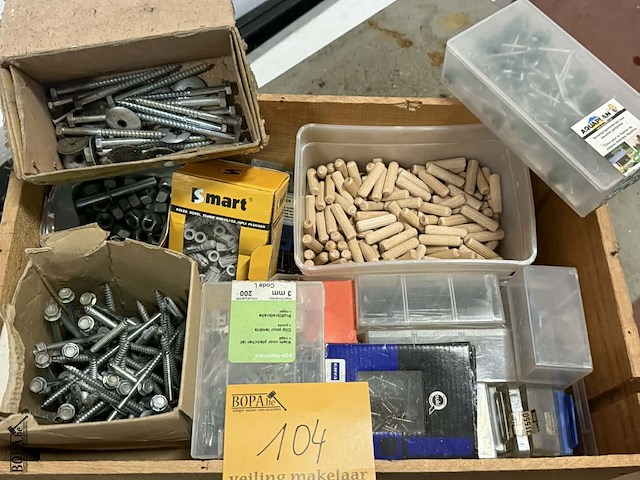 Lot 104 - lot vijzen, nagels, rondellen, pluggen, klemmen - afbeelding 1 van  5