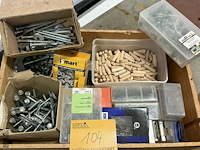 Lot 104 - lot vijzen, nagels, rondellen, pluggen, klemmen - afbeelding 1 van  5