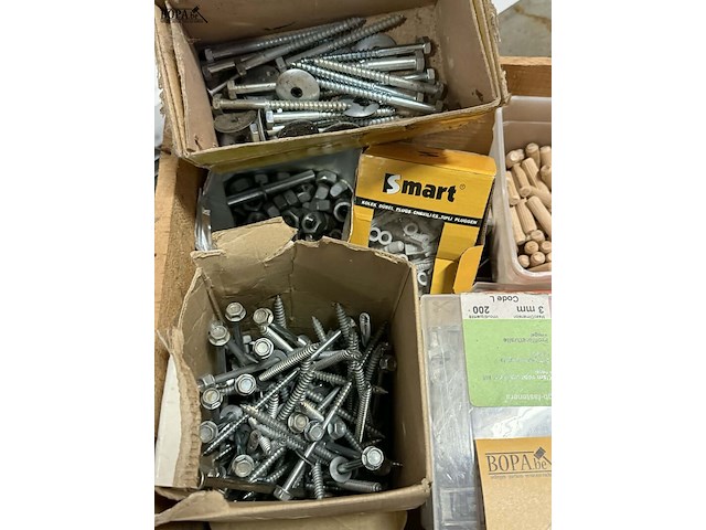 Lot 104 - lot vijzen, nagels, rondellen, pluggen, klemmen - afbeelding 2 van  5