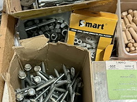 Lot 104 - lot vijzen, nagels, rondellen, pluggen, klemmen - afbeelding 2 van  5