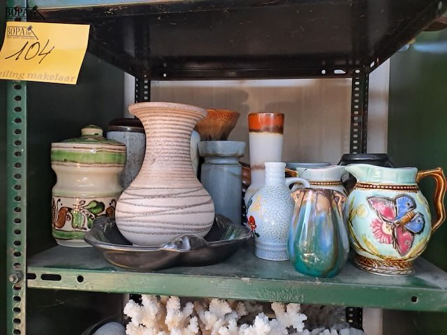 Lot 104 - lot vintage aardewerken vazen en kruiken - afbeelding 1 van  4