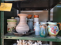 Lot 104 - lot vintage aardewerken vazen en kruiken - afbeelding 1 van  4