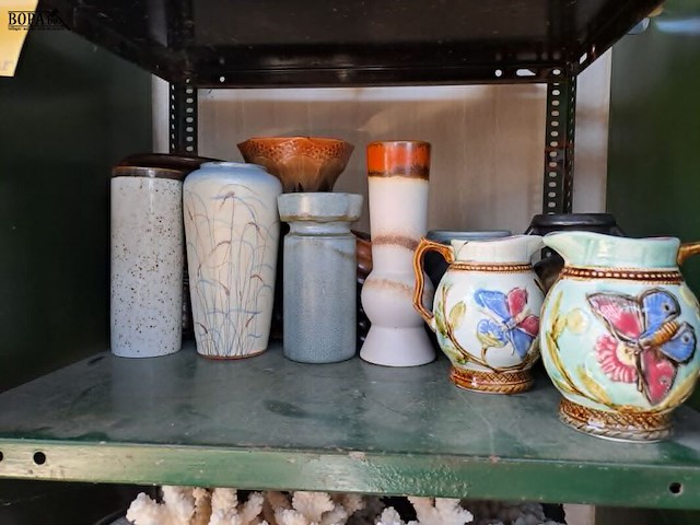 Lot 104 - lot vintage aardewerken vazen en kruiken - afbeelding 2 van  4