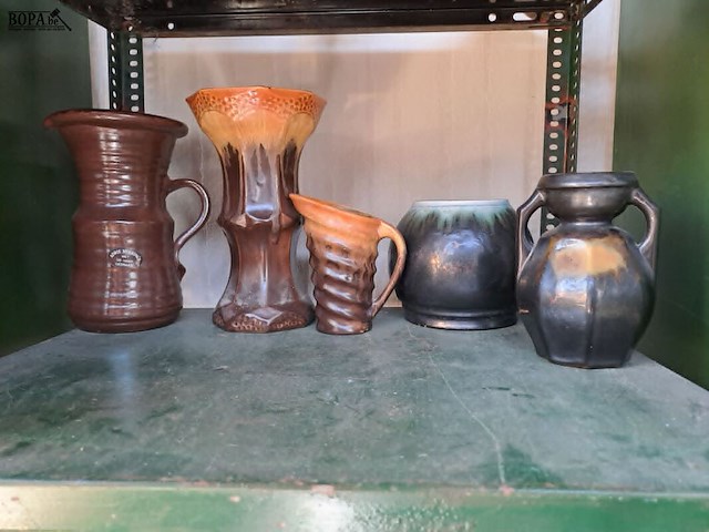 Lot 104 - lot vintage aardewerken vazen en kruiken - afbeelding 4 van  4