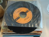 Lot 104 - muziek singles. 32 stuks - afbeelding 2 van  5