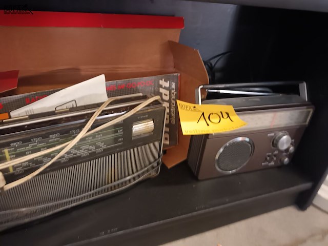 Lot 104 - vintage thomson en hermès radio - afbeelding 1 van  4