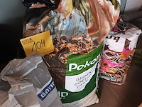 Lot 104 - zand - afbeelding 1 van  5