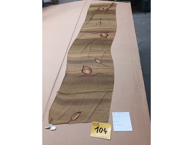 Lot 104 - zijden sjaal de morteuil - afbeelding 1 van  4