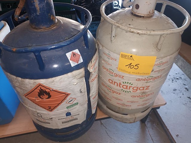 Lot 105 - aangebroken gasflessen. 2 stuks - afbeelding 1 van  5