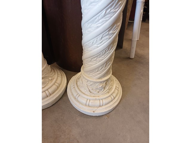 Lot 105 - antieke zuilen. 2 stuks - afbeelding 2 van  5