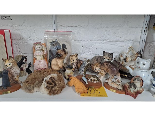 Lot 105 - beeldjes poezen ong 18 stuks + stickers - afbeelding 1 van  3