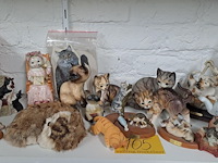 Lot 105 - beeldjes poezen ong 18 stuks + stickers - afbeelding 1 van  3